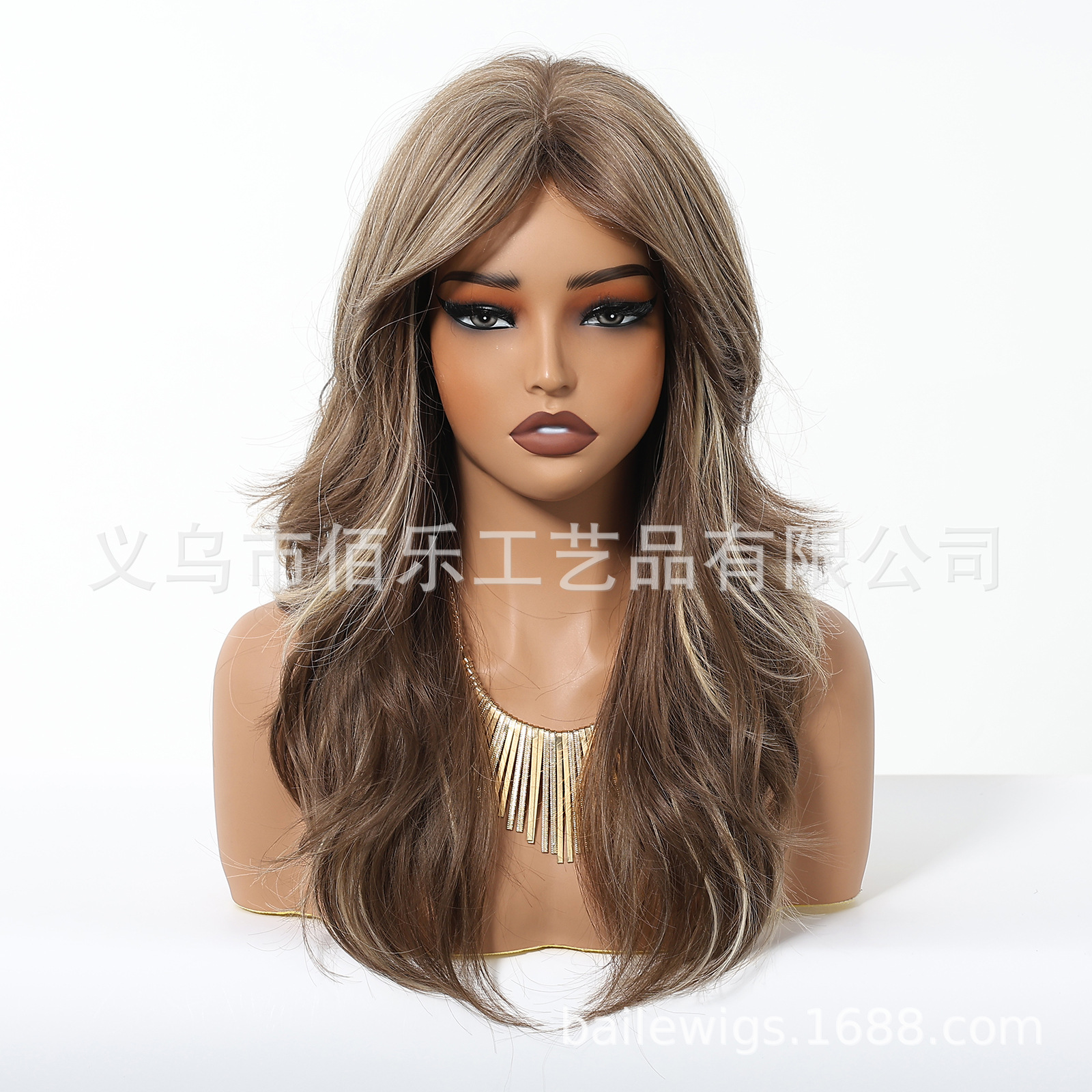 Nuevo estilo europeo y americano peluca marrón relieve cabello rizado wigs flequillo de ocho caracteres conjunto de fibra química mujer Europa y América spot al por mayor