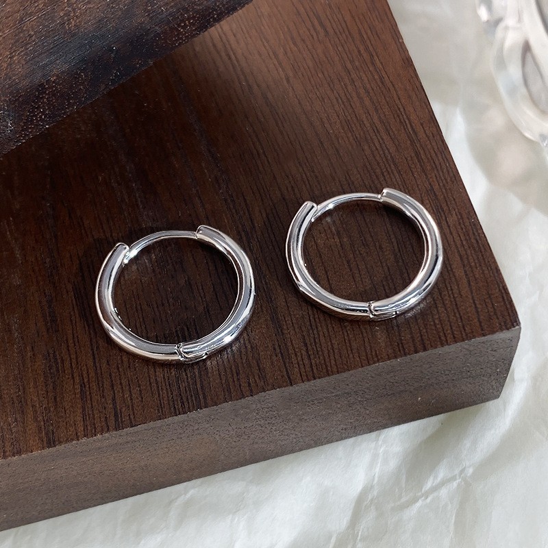 Nuevos desplazamientos de moda con pendientes de círculo grande, ligero y lujoso, temperamento femenino de alta gama, botones para los oídos, Orejeras de círculo vegetariano, agujas para los oídos
