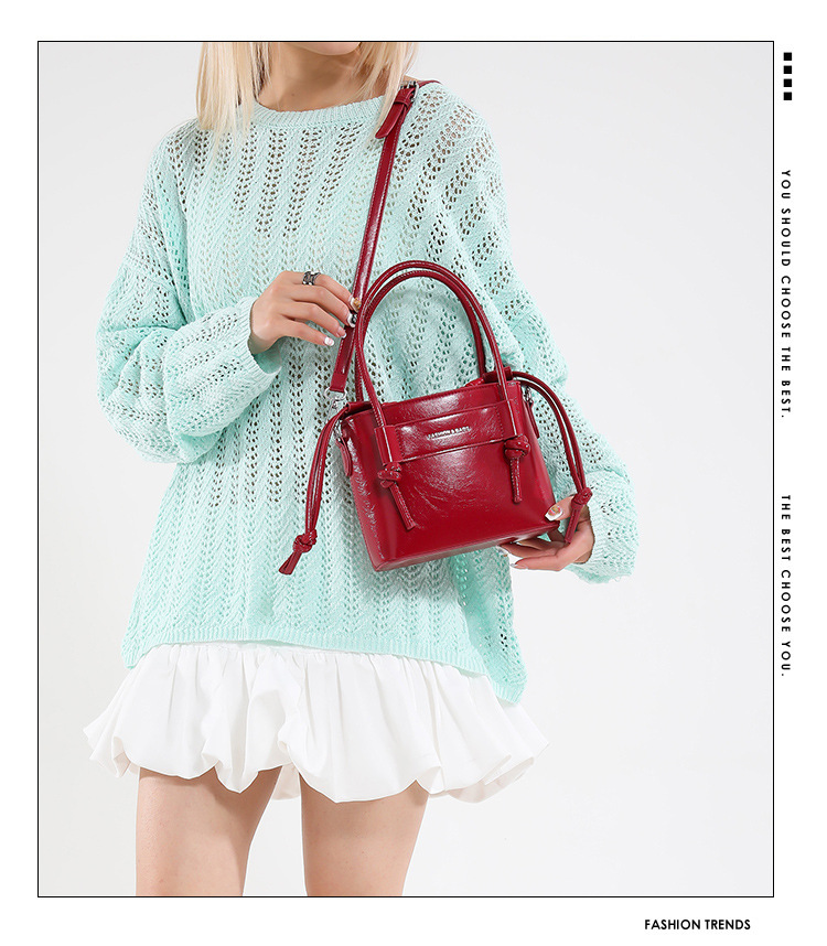 A new 2025 versatile, casual and simple large-capacity handbag for commuting, a lightweight solid color crossbody bag for women in summer full figure
