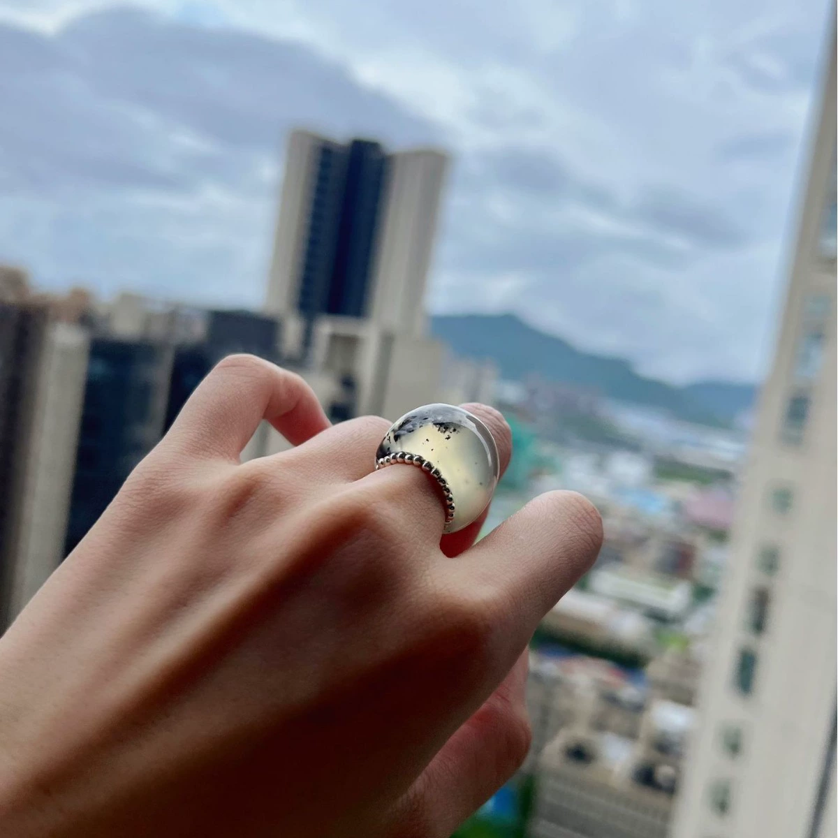 Кольцо с нефритовой булочкой