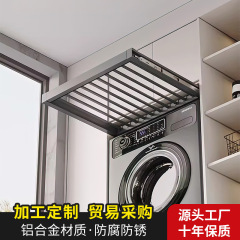 洗濯機はハンガーを引っ張ります。ベランダの上に伸縮しています。