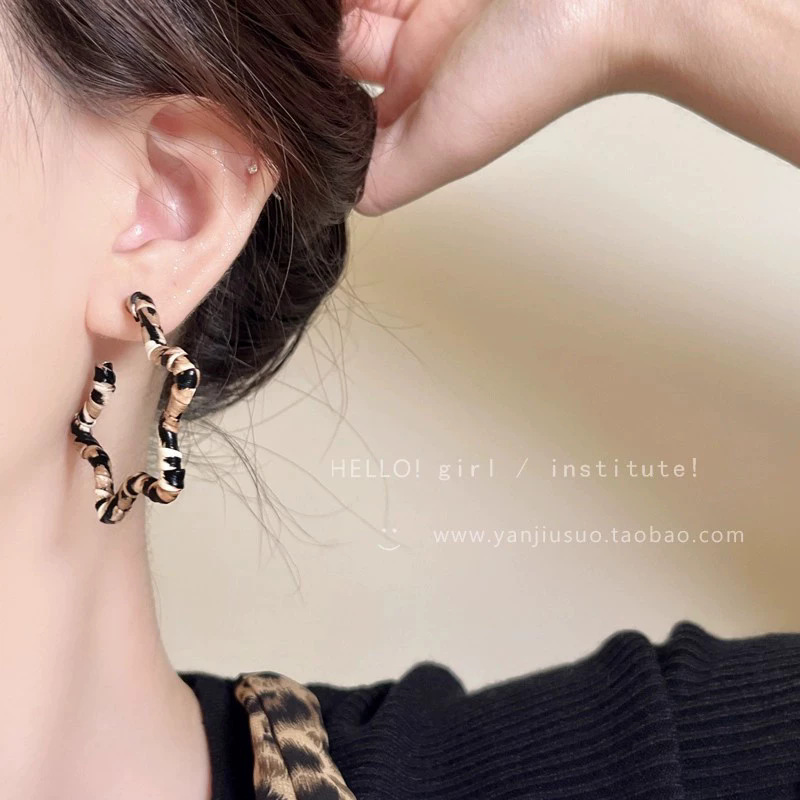 A2751 Leopardo ligero Large-Mayrard Star Leopardo aretes de anillo grande