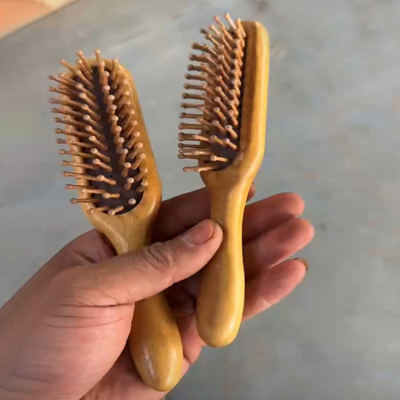 檀木の小さい精巧なエアクッションのマッサージの櫛のエアバッグの櫛の実木のふわふわしている櫛のシンプルな赤い女性の旅行の櫛|undefined