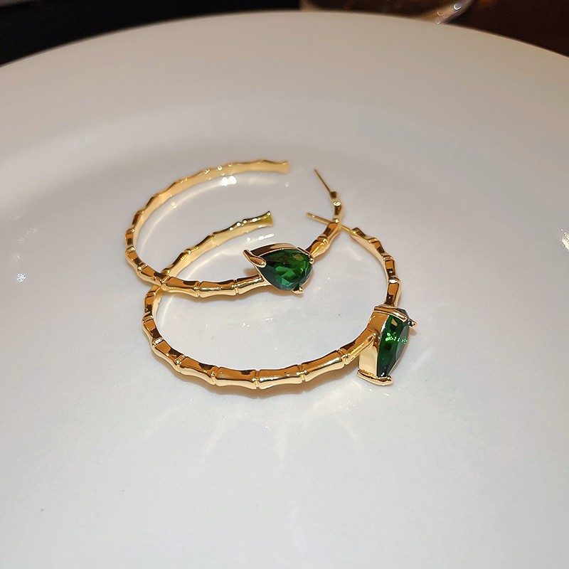 Pendientes geométricos de anillo simple de nuevo estilo transfronterizo de aguja de plata, sentido de diseño, pendientes de lujo simples y ligeros, pendientes de sentido de alta gama de moda al por mayor