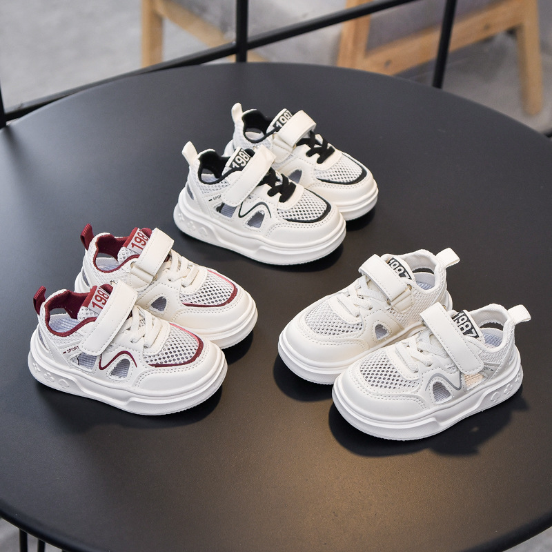 Sandalias infantiles verano 2026 nuevos zapatos infantiles ligeros suaves sandalias deportivas para niños de estilo universal zapatos de marcos para niñas