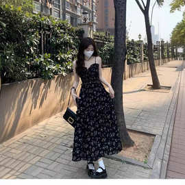 大码胖mm2024夏季新款黑色碎花吊带连衣裙气质女装小众设计长裙子
