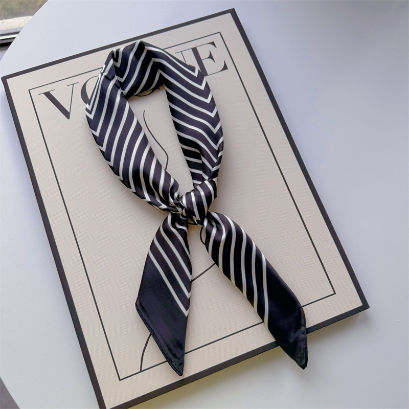 Primavera y verano nueva bufandas de impresión de letras de satén 70 × 70 bufandas de seda pequeñas bufandas cuadradas de alta calidad bufandas de estilo francés