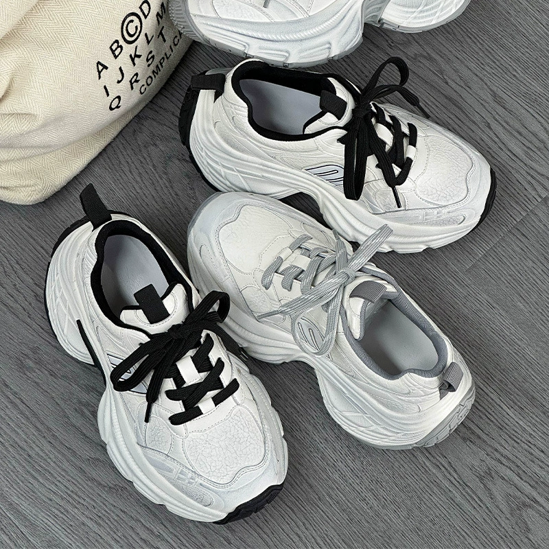 Обувь папы, женщины, супер огонь, 2025 новые ноги, маленькие толстые подошвы, чтобы увеличить кроссовки, повседневные белые туфли