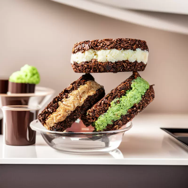 五谷咔滋吨吨巧克力味夹心饼干早餐学生儿童款酥脆款批发