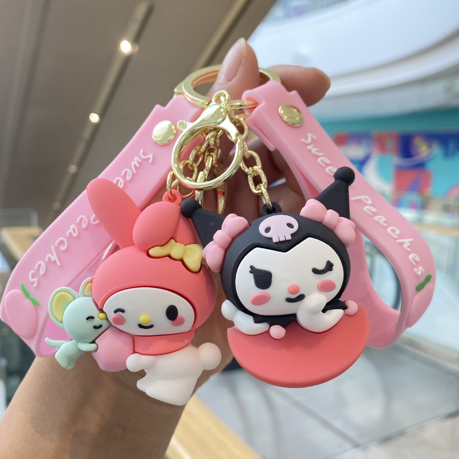 Melocotón Sanrio llavero de dibujos animados muñeca colgante pareja pequeño regalo bebé captura máquina mochila llavero al por mayor