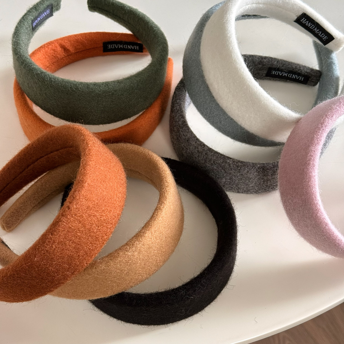 毛の布芸の広版の気質は外出してカチューシャを合わせて純色の高級感のカチューシャの髪飾りの新型を飾ります。