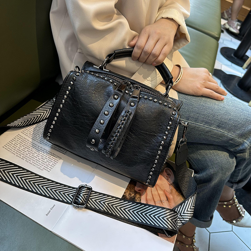 Borsa a mano unica con borchie, stile giapponese, nuova borsa a tracolla casual da donna 2025, borsa a spalla invernale con texture a cuscino_voghion.com
