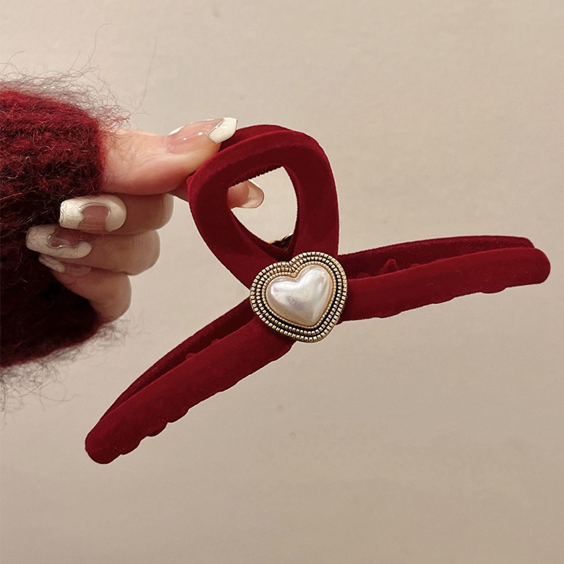 黒い大きいサイズのベルベットはツバキの花を挟んで高級感があります。