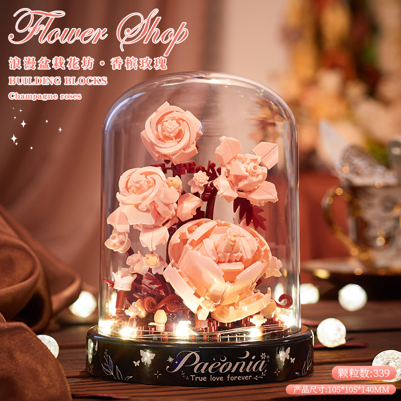 積み木の花がバラのオルゴールを飾っています。|undefined