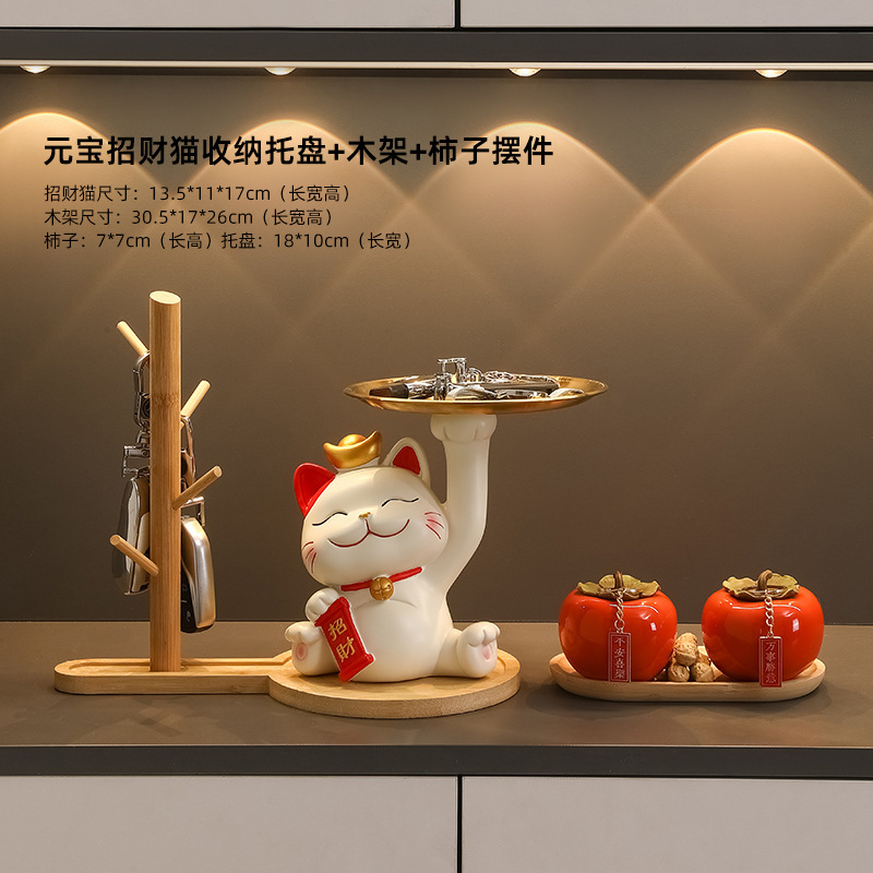 玄関のプレゼント柿の家の猫は家に入ることを手配します。|undefined