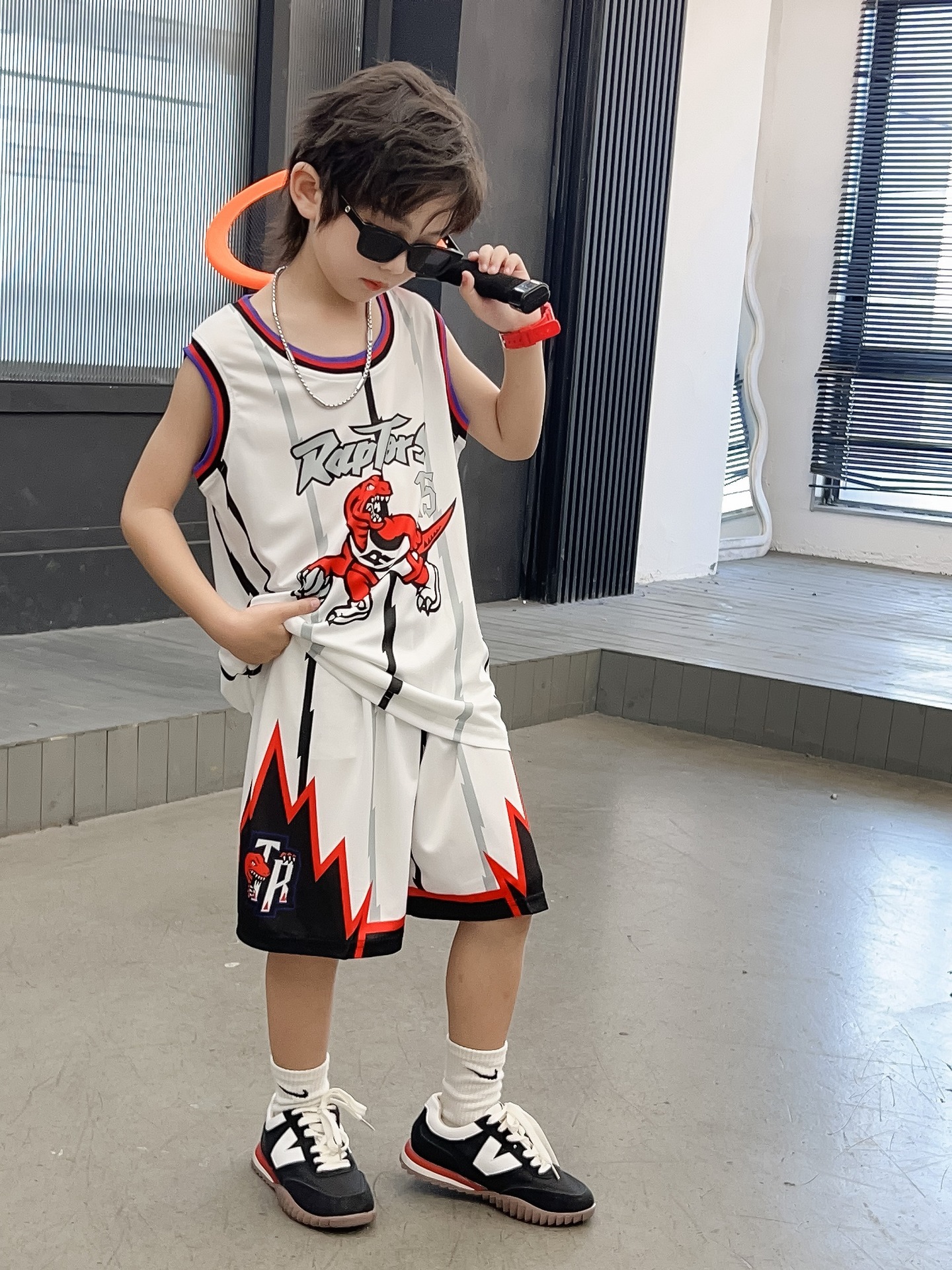 子供服猛龍隊15号カーターバスケットボール服セット子供試合に出場しました。