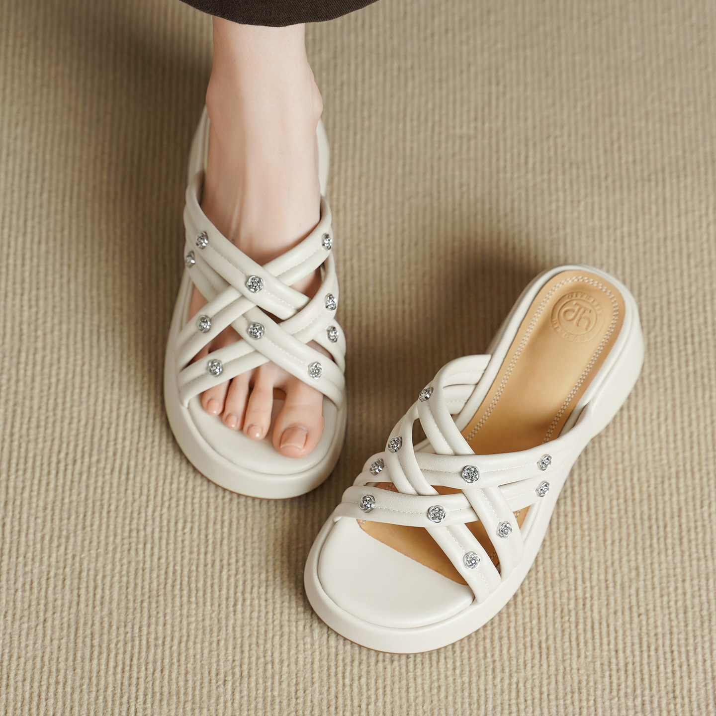 Dép sandal nữ quai chéo hở ngón đế dày phong cách nghỉ dưỡng — màu trắng ngà