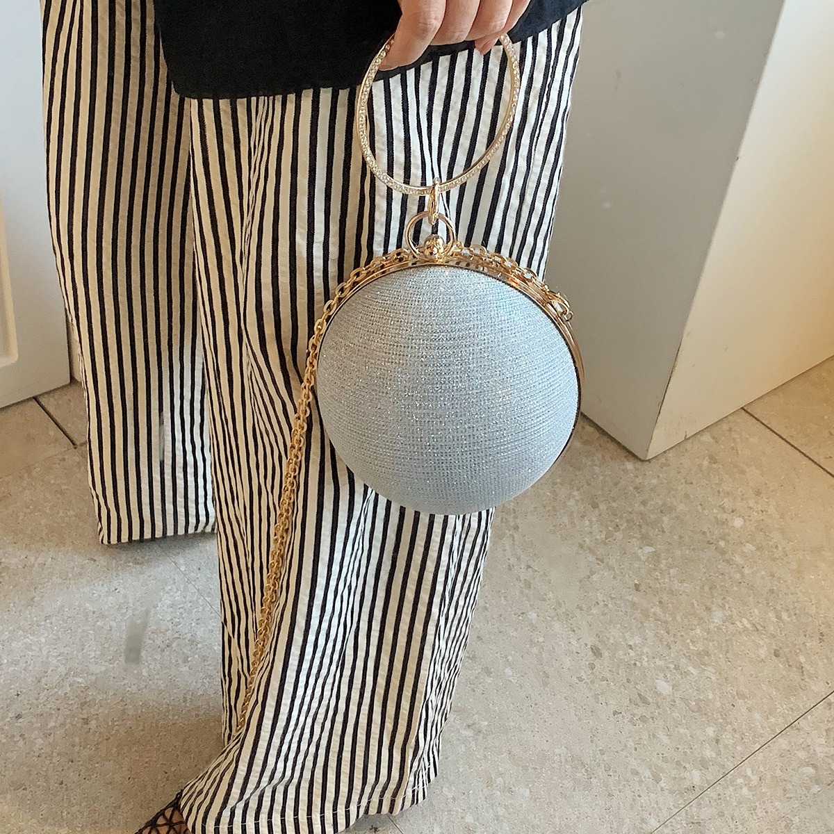 Bolso de diseño de personalidad esférico2024 bolso redondo de mano de moda europea y americana, bolso de cadena de hombro de lujo ligero
