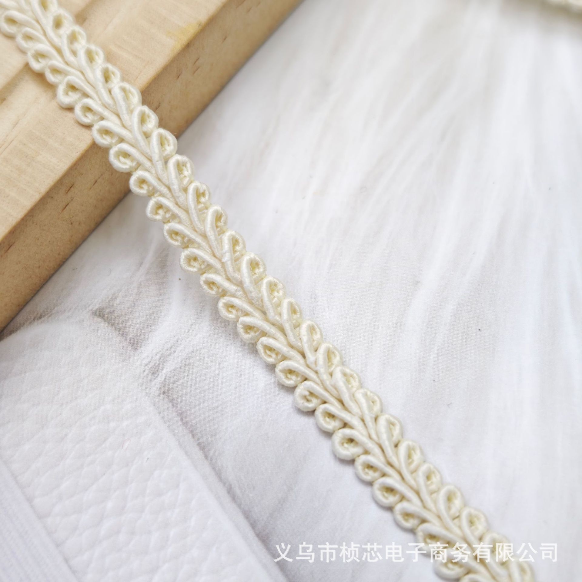 0.8cm*beige