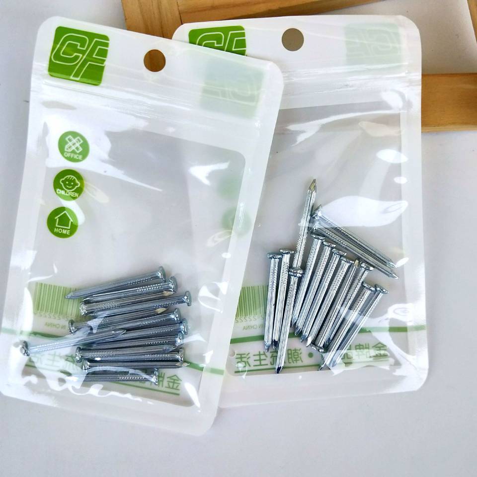 Clavos de acero envasados en bolsas