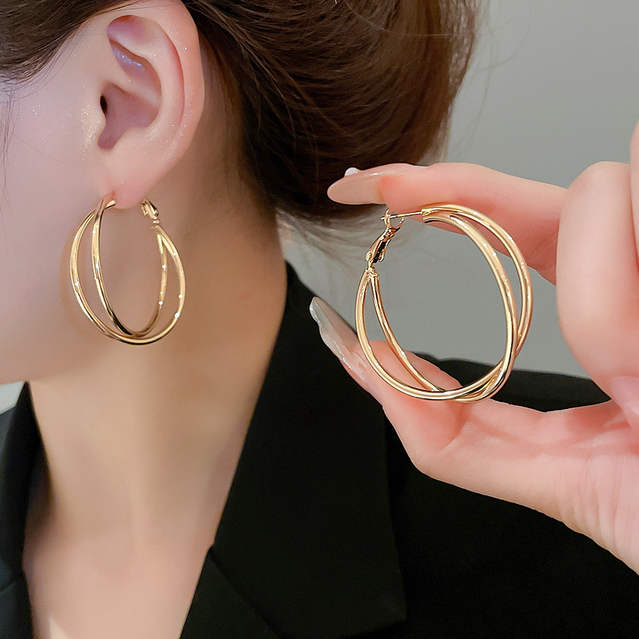 Pendientes geométricos de anillo simple de nuevo estilo transfronterizo de aguja de plata, sentido de diseño, pendientes de lujo simples y ligeros, pendientes de sentido de alta gama de moda al por mayor