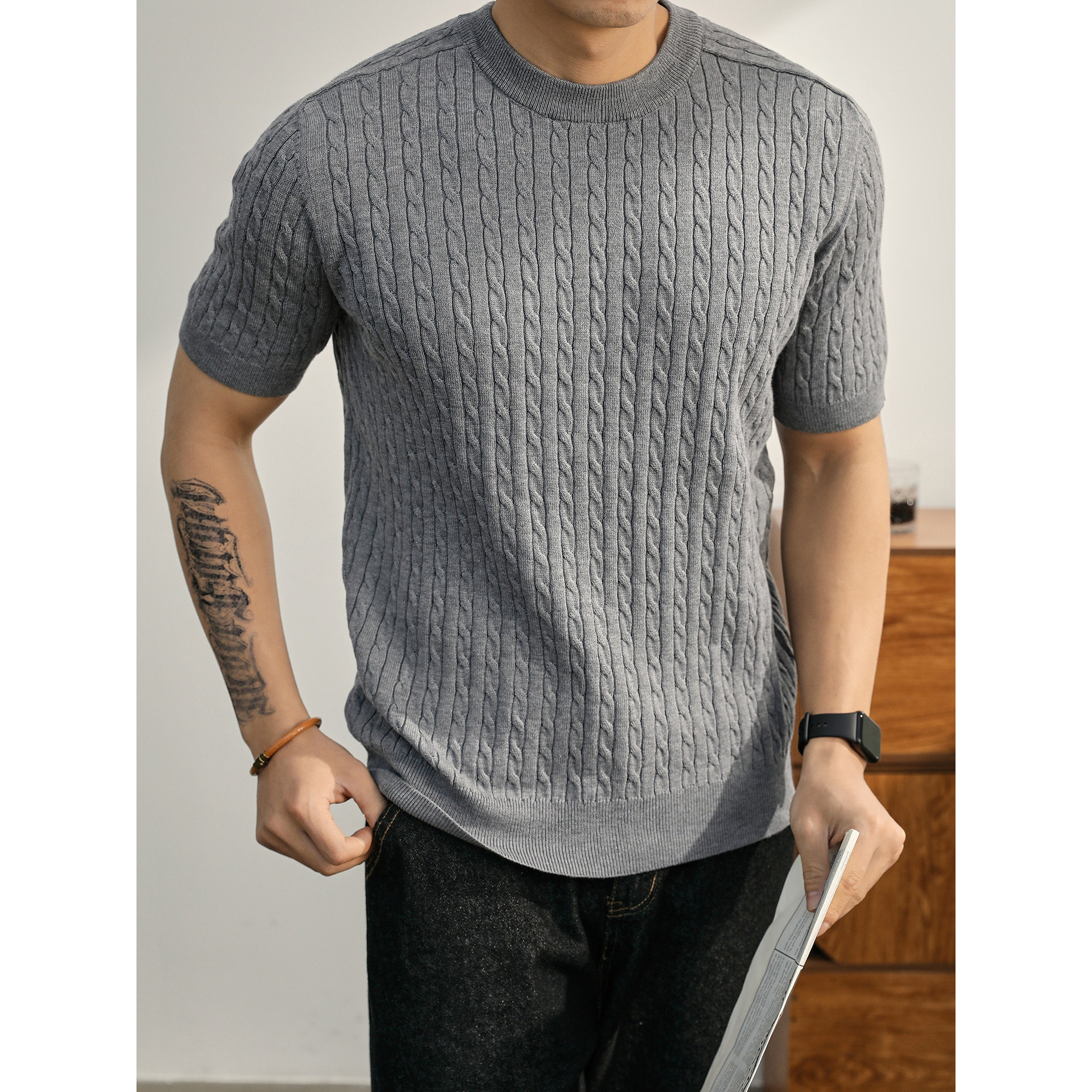 Camiseta de punto de manga corta camiseta de hombre torsión de flores verticales rayas viejas líneas de negocios de hielo de verano fábrica transfronteriza al por mayor