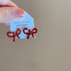 フランスのレトロなワインの赤い蝶結びのイヤリングの女性のシンプルで小さい個性の独特なピアス