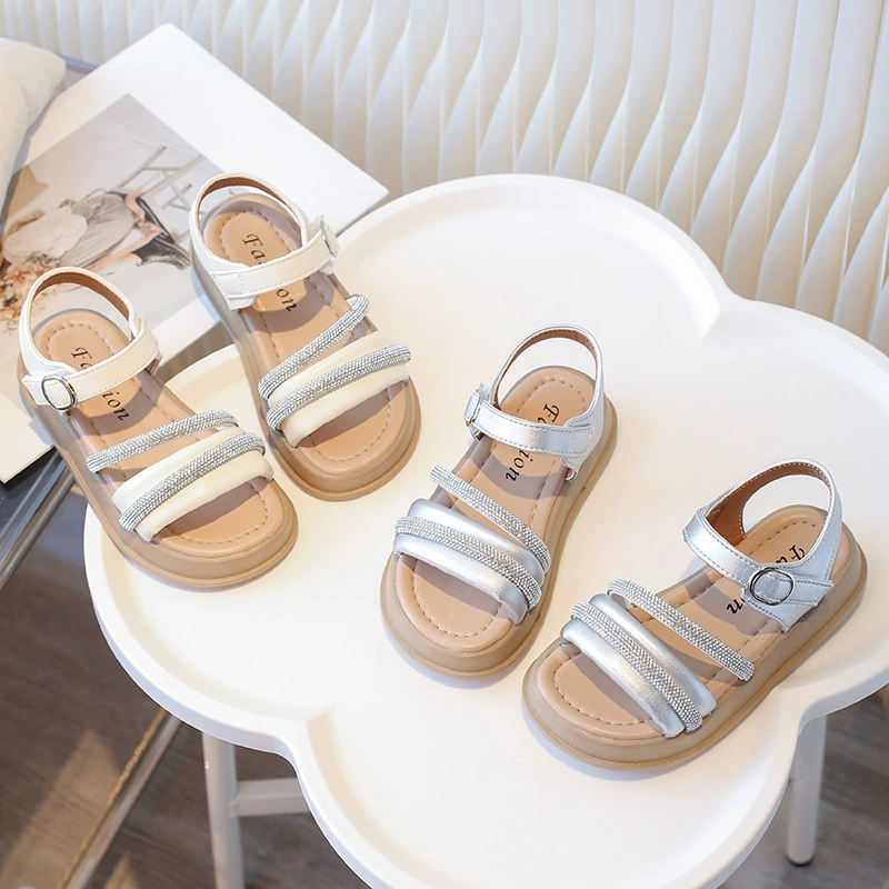 Детские сандалии 2025 года Летние новые девчушки пляжные туфли с открытым носком