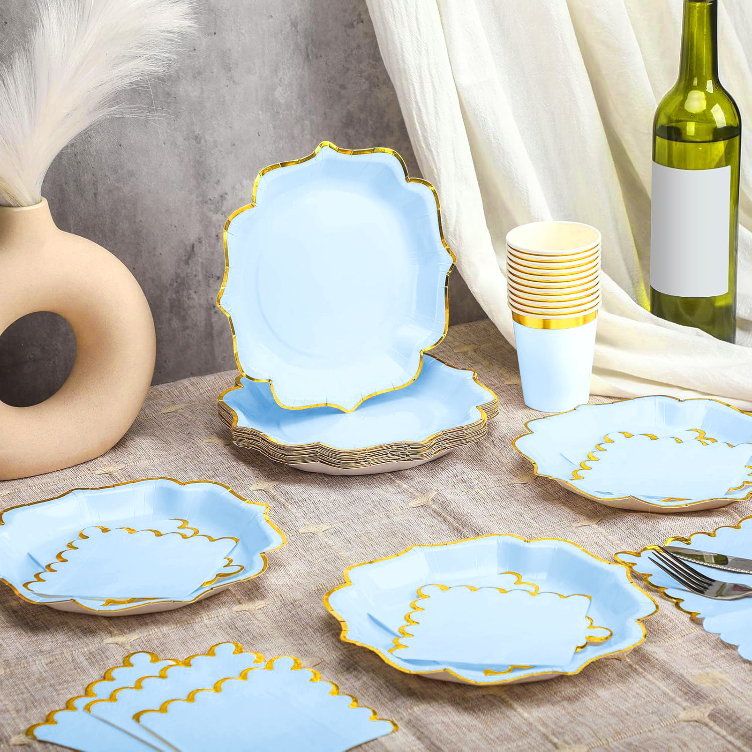 Elegante set di stoviglie monouso per feste blu e oro: piatti da 7 pollici, piatti da 8,6 pollici, bicchieri da 9 once, tovaglioli da 6,3 pollici - Ecologico ed elegante per eventi_voghion.com