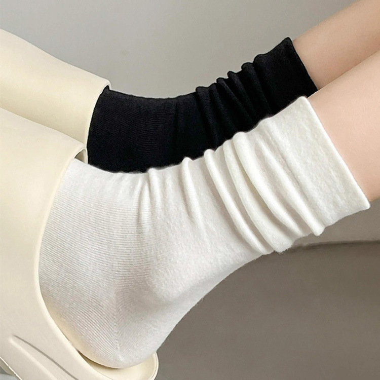 Calcetines de confinamiento blancos al por mayor Calcetines de tubo de otoño e invierno para mujeres Calcetines de estudiantes japoneses y coreanos de todo fósforo de moda Calcetines sin huesos Calcetines de pila