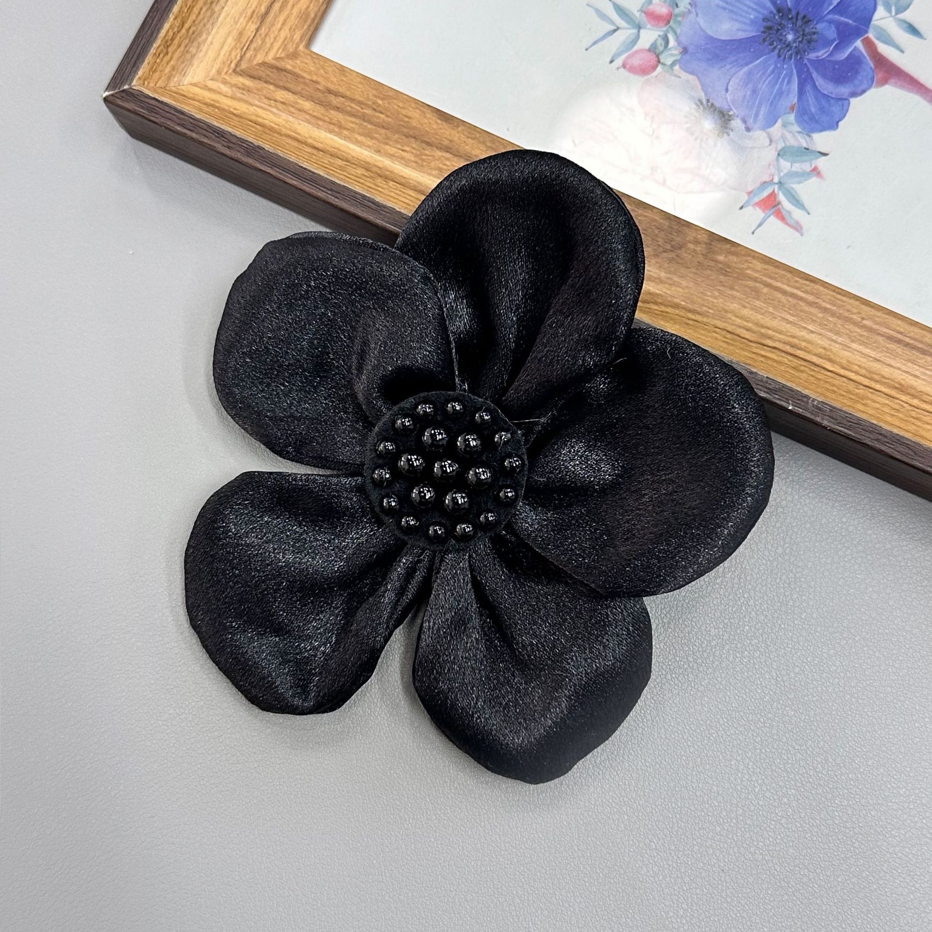 Perla tridimensional hecha a mano en blanco y negro gran flor decoración broche ropa zapatos sombreros bolsos calcetines accesorios lindos