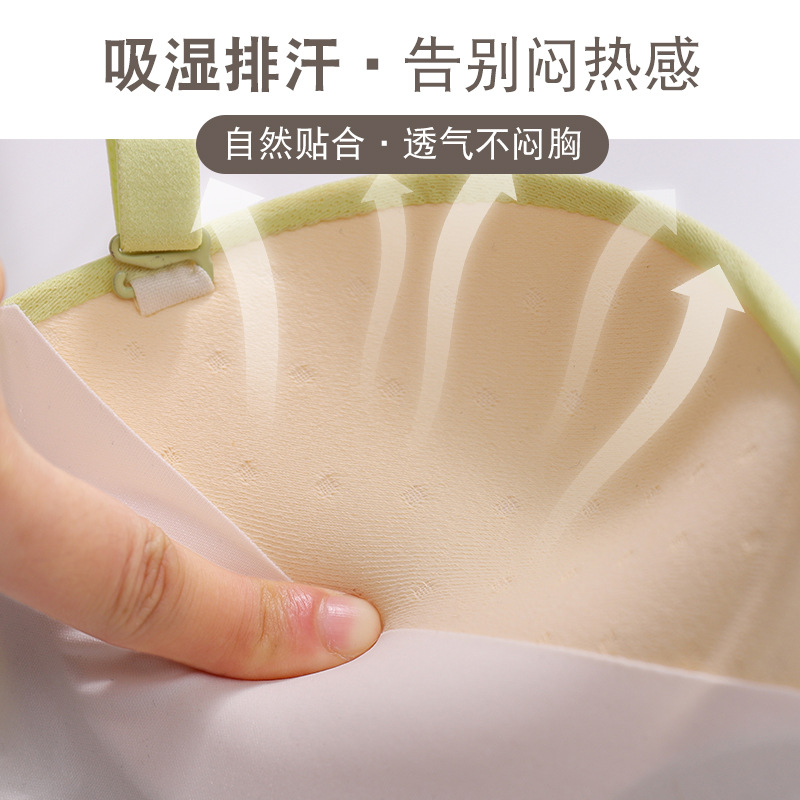 Las correas de hombro desmontables se juntan para mostrar un gran sujetador de media taza sin aros y sin costuras