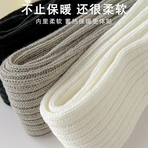 Double-needle wool socks protect the calves from the cold. Thick-needle white ankle heap knee pads that won’t fall off. New style for autumn and winter.
