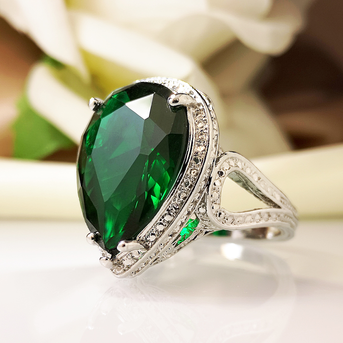 Europäische Und Amerikanische Mode Smaragd Zirkon Ring display picture 1