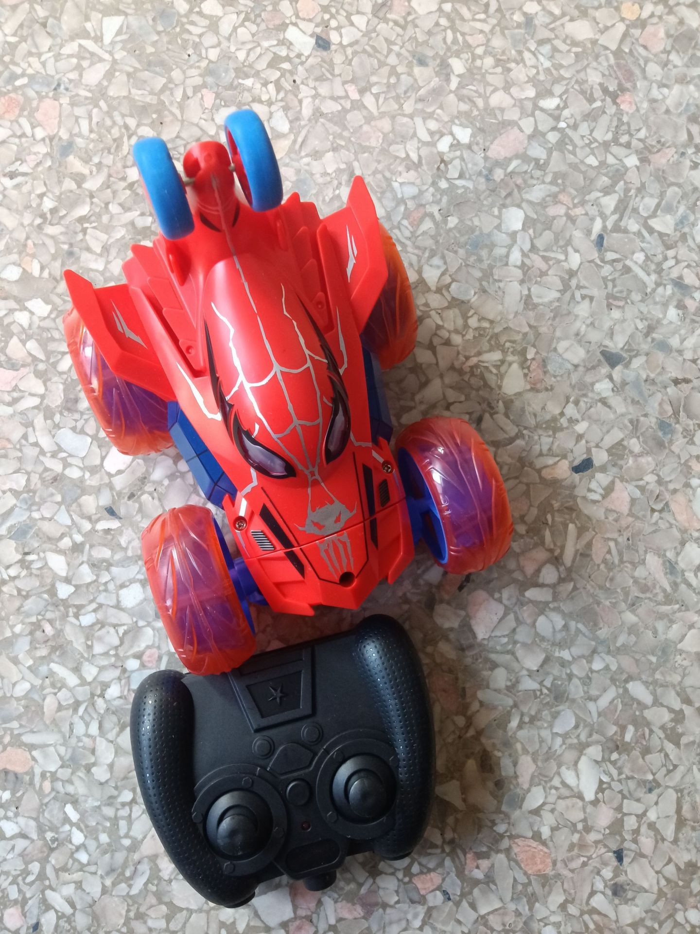 Fábrica personalizada cross-border 2.4G dibujos animados dinosaurios coche de control remoto temu araña competitiva unicornio acrobacias camión volcado