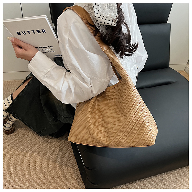 Casual design, stylish, large-capacity single-shoulder 2025, fashionable and trendy woven commuting, simple and retro tote underarm bag undefined