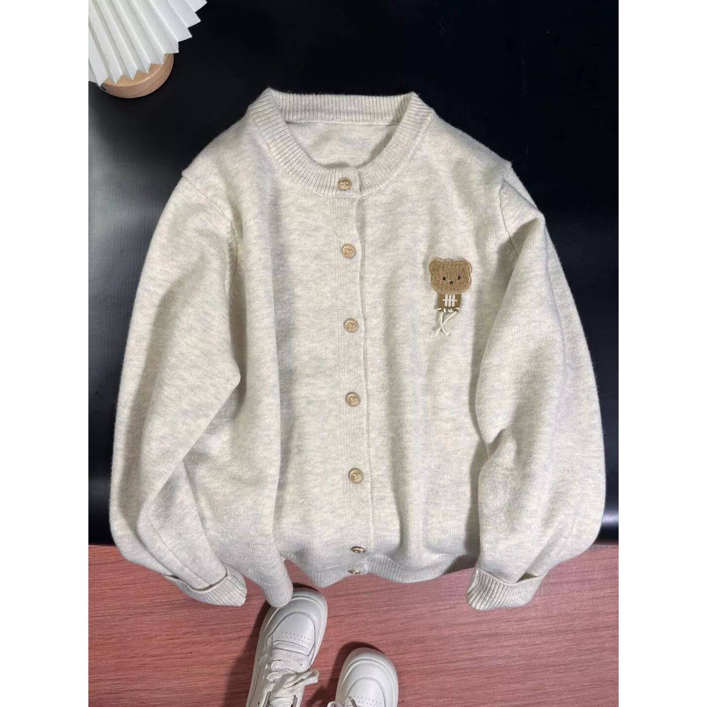 M beige