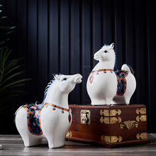 新中式陶瓷工艺品动物青花小马摆件家居礼品创意电视柜酒柜装饰品