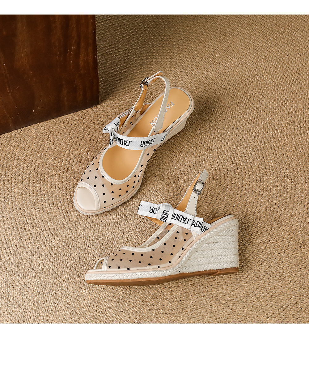Sandal cao gót nữ hở mũi phong cách nghỉ dưỡng, đế xuồng đan rơm, quai một dây ngang, gót 9 cm — màu trắng ngà, chấm bi be chi tiết 15