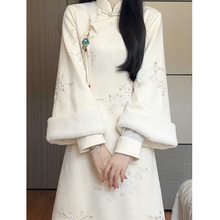 2025冬季新款米白绣花加绒保暖改良旗袍倒大袖复古风日常款连衣裙