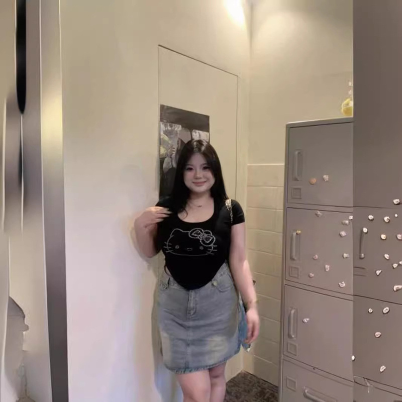 Sexy and Alluring Slim-Fit T-Shirt with a Mid-Line Tie, Short Sleeves, Black Top with Pure Desire Rhinestone Craftsmanship