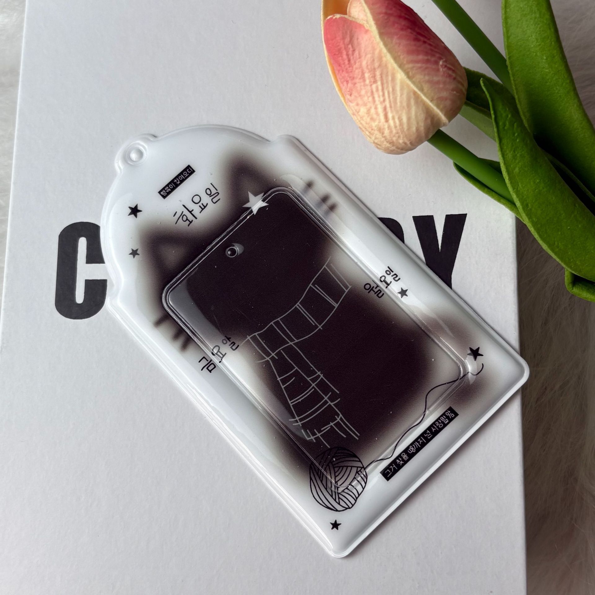 가장자리가 흰색인 검은 고양이