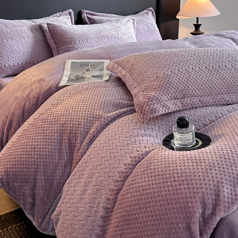 Alta calidad simple tallado leche de cama de seda de cuatro piezas de invierno coral cubierta de edredón de brida sábanas de seda de tres piezas