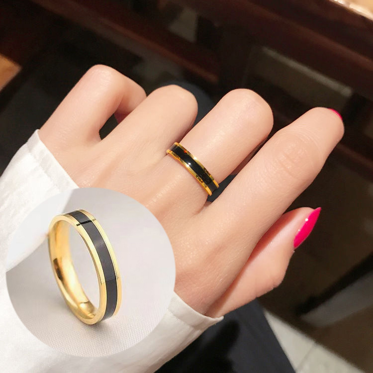 Personalidad de moda anillo de dedo índice de viento frío epoxi en blanco y negro femenino europeo y americano simple