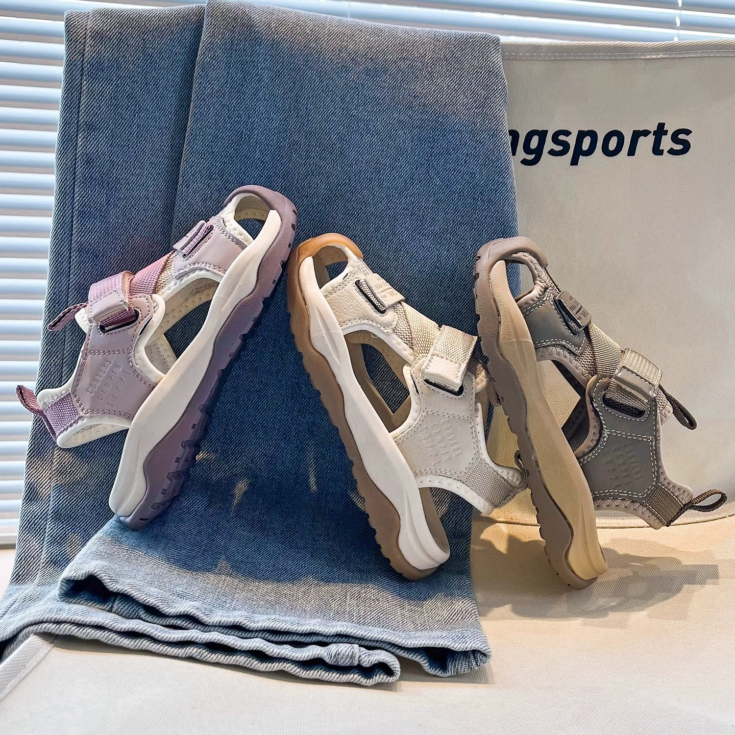 Детские сандалии 2025 Новые летние босоножки для мальчиков Баотоу Спортивные с мягкой подошвой Пляжная обувь для детей среднего и старшего возраста Летний стиль для девочек