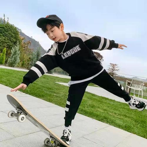 Men's sportswear set for big kids, 2024 spring new children's casual two-piece set, suitable for spring and autumn, trendy