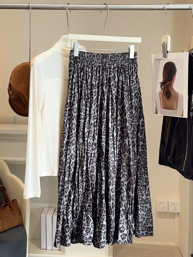 Fashionable leopard-print pleated velvet skirt for women—autumn/winter new arrival, high-waisted, slimming, versatile A-line skirt with a full hem.
