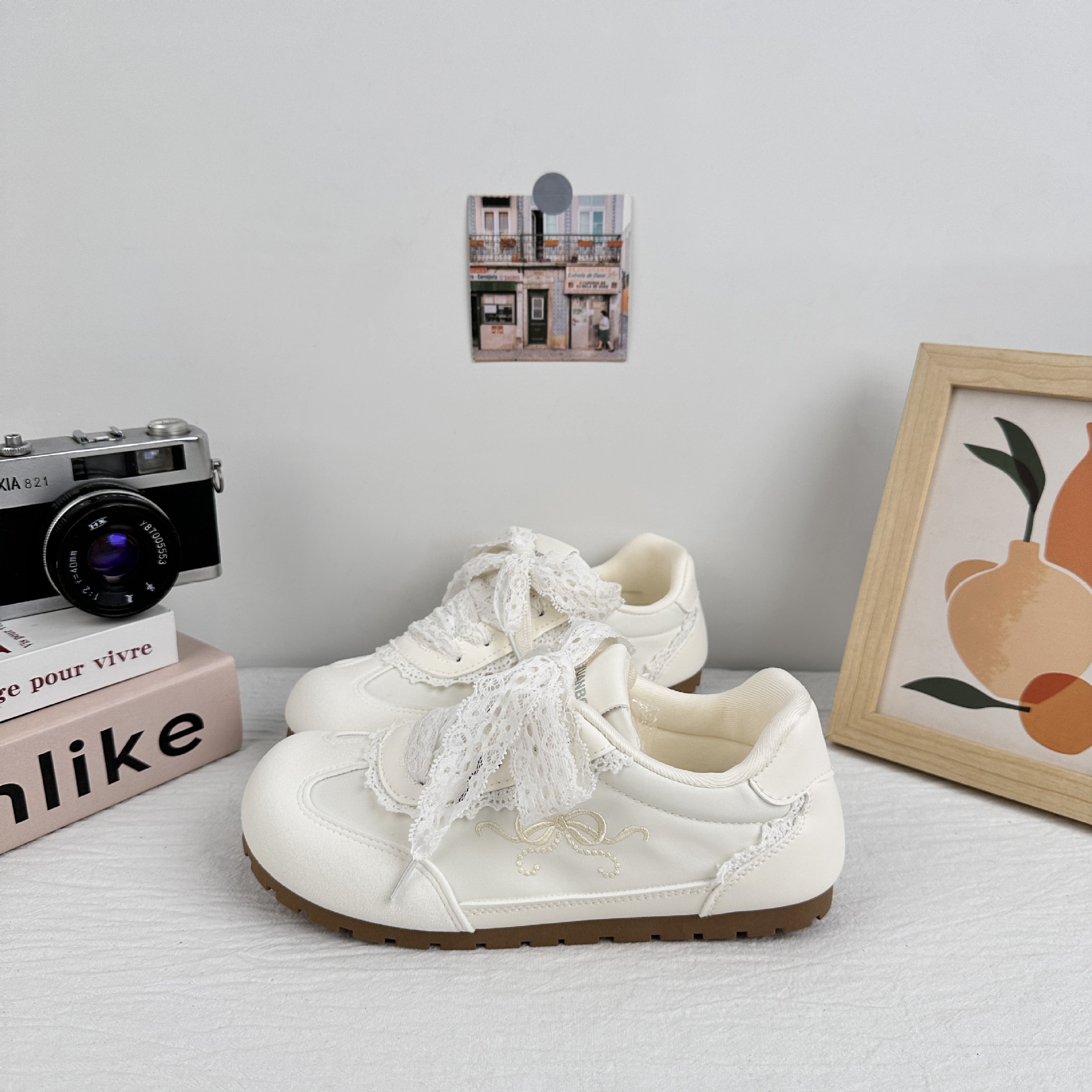 Zapatos blancos de ondas distantes de 2025 mujeres de verano ballet de encaje de zapatos de entrenamiento de estilo alemán, zapatos de skate casuales de nicho