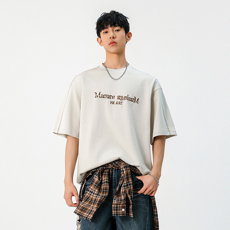 탑스티치 대비 디자인 순면 반팔 티셔츠 남성 여름 질감 깨진 문자 자수 하이 스트리트 반팔 티셔츠 q