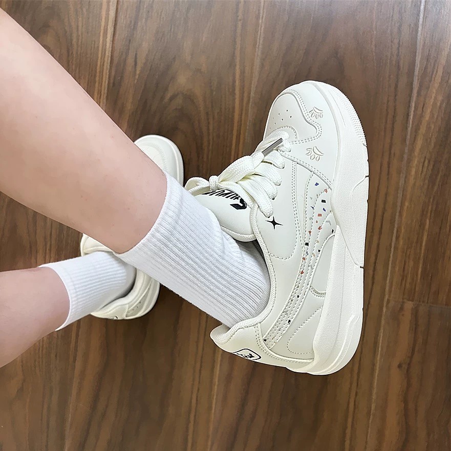 Zapatos de skate originales coreanos de nicho universal tendencia femenina primavera y otoño de 2026 nuevos zapatos blancos casuales zapatos de pan coreanos